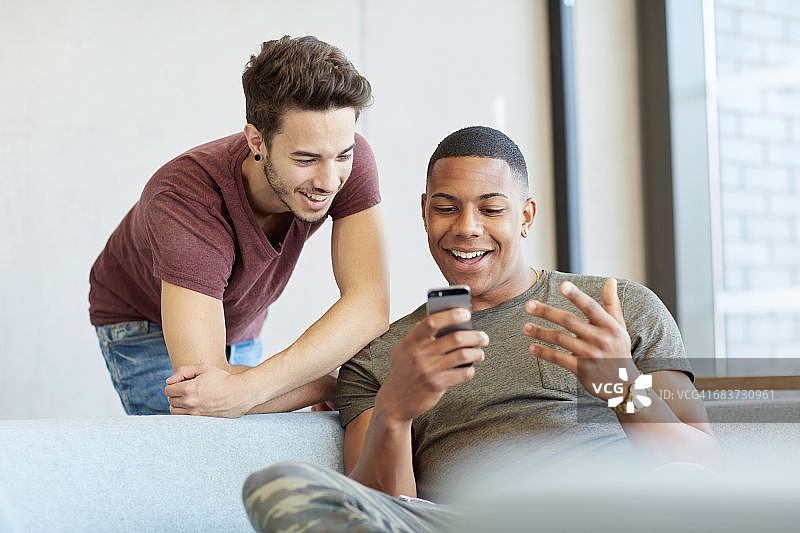 两个年轻的男学生在学习空间分享短信在高等教育学院图片素材