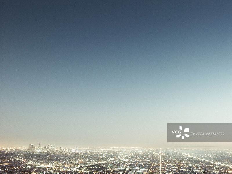 鸟瞰图的城市景观对蓝色的天空，洛杉矶，加利福尼亚，美国图片素材