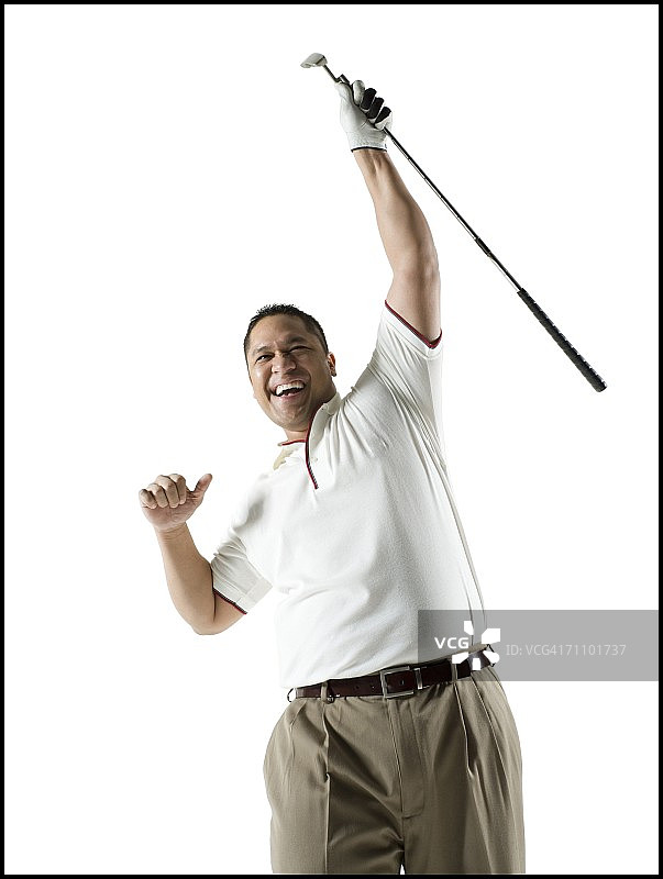 一个中年人拿着高尔夫球棒的低角度视图图片素材