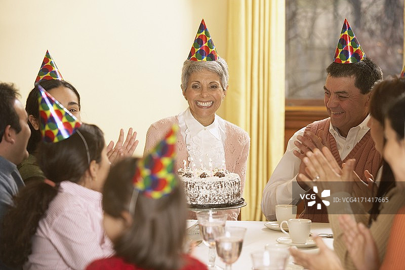 为西班牙祖母举行的家庭生日聚会图片素材