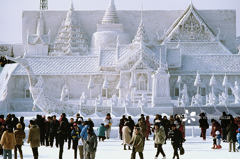 游客在雪雕前，曼谷皇家宫殿，雪节，札幌，日本图片素材