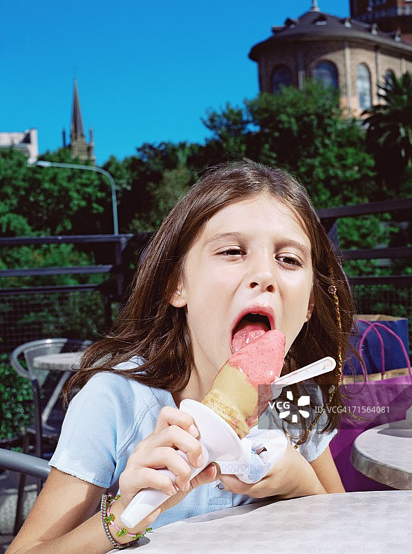 女孩正在吃冰淇淋图片素材