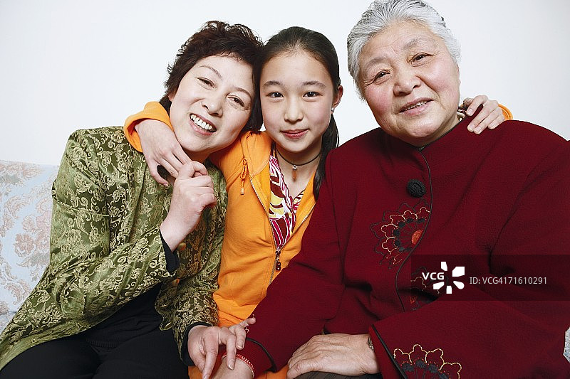 一个年轻女人和她的母亲和她的祖母的肖像图片素材