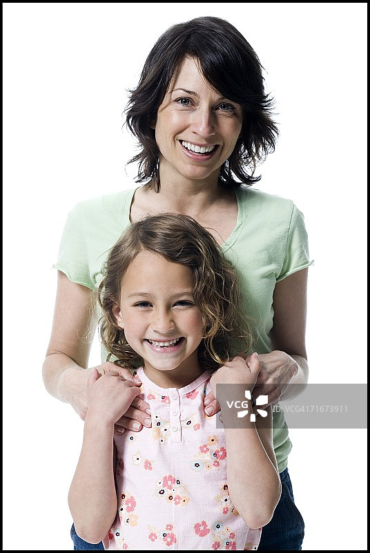 一个女孩和她妈妈站在一起的画像图片素材