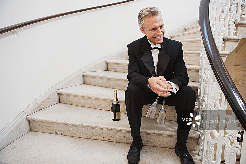 穿燕尾服喝香槟的男人图片素材