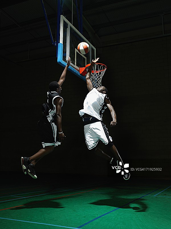 竞争对手的篮球运动员图片素材