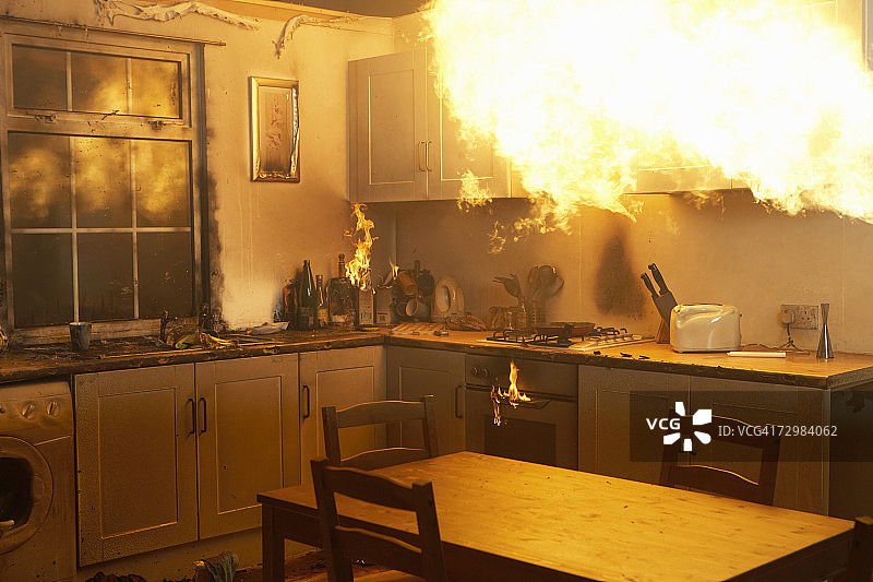 晚上，家庭厨房大火肆虐图片素材