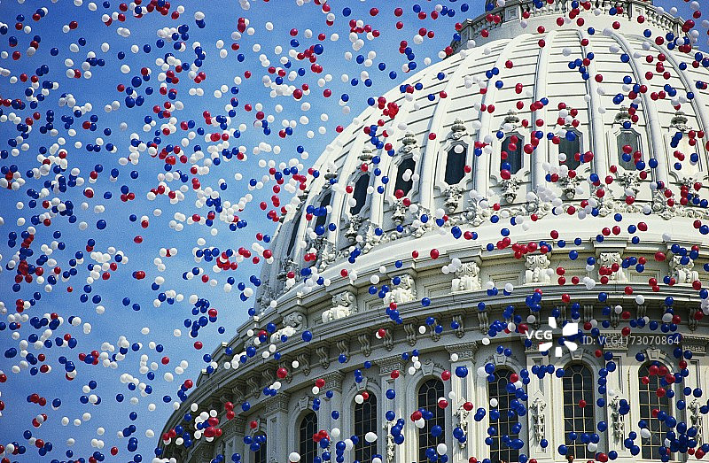 这是美国国会大厦，庆祝宪法诞生200周年。红色、白色和蓝色的气球降落在国会大厦圆顶周围。它标志着1787-1987年的百年纪念。”图片素材