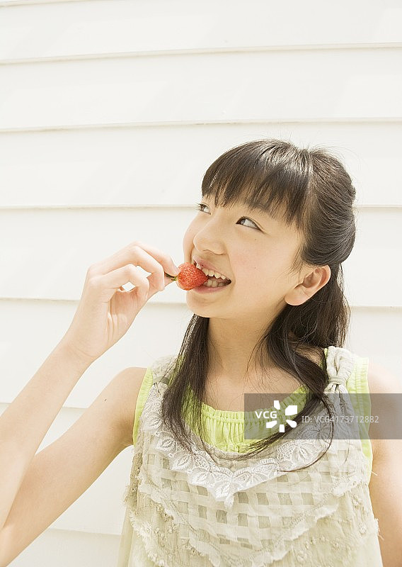 女孩在外面吃草莓图片素材