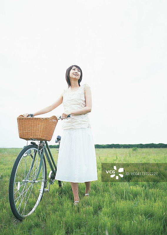 自行车和女人图片素材