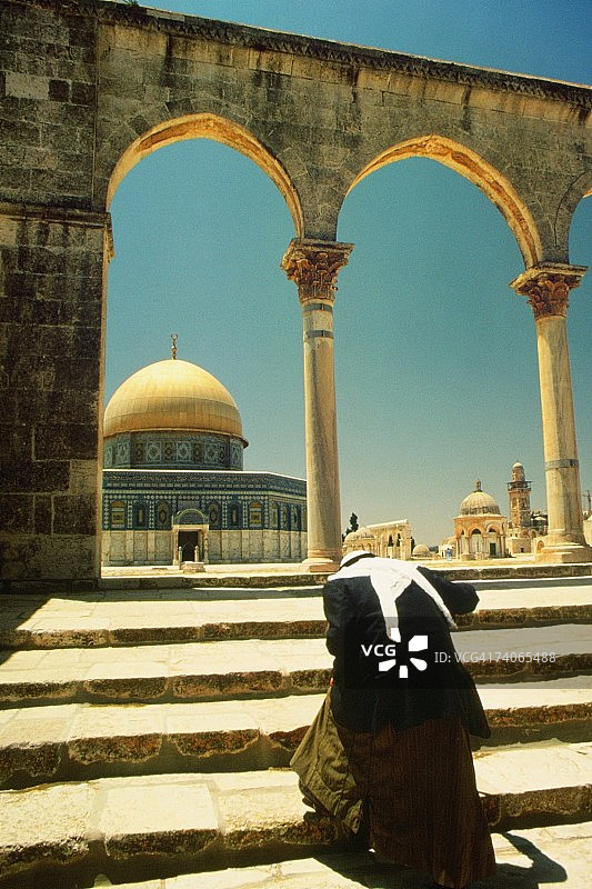 一个人的后视图走上神殿的台阶，圆顶的岩石，耶路撒冷，以色列图片素材