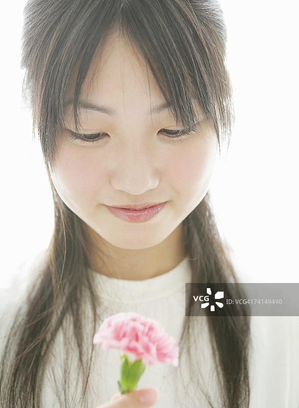 日本年轻女子拿着郁金香微笑，肖像图片素材