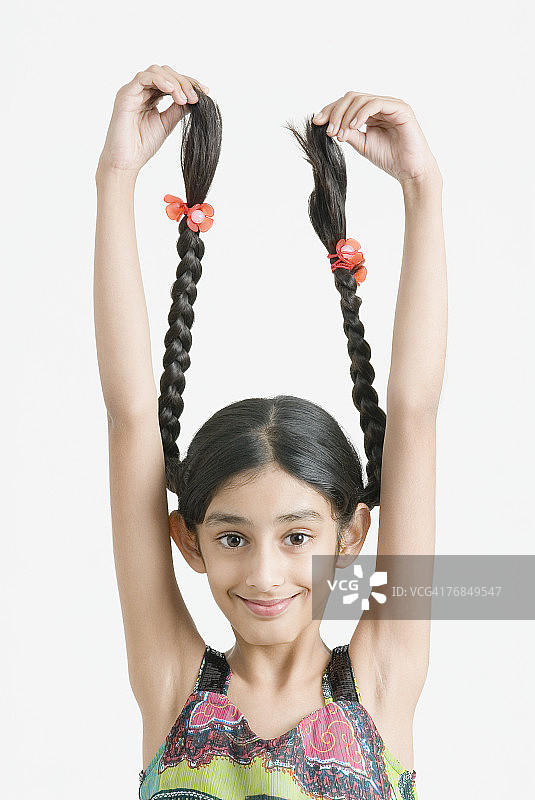 一个挽着辫子的女孩的肖像图片素材