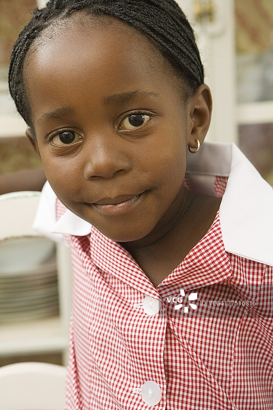 一个穿着校服的非洲小女孩的肖像图片素材