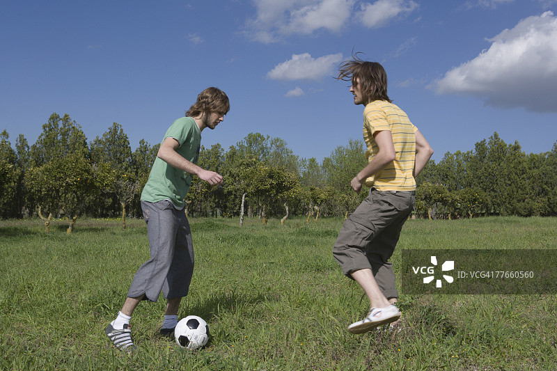 两个年轻人在踢足球图片素材