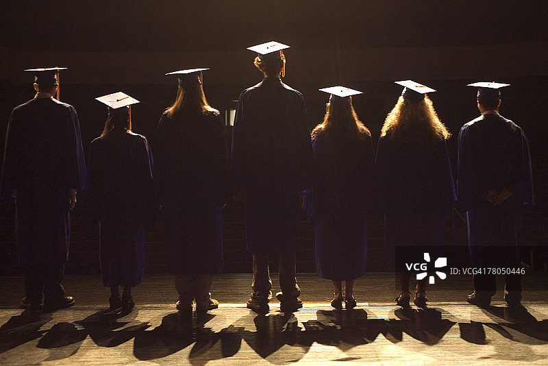 毕业典礼上，学生们站在讲台上图片素材
