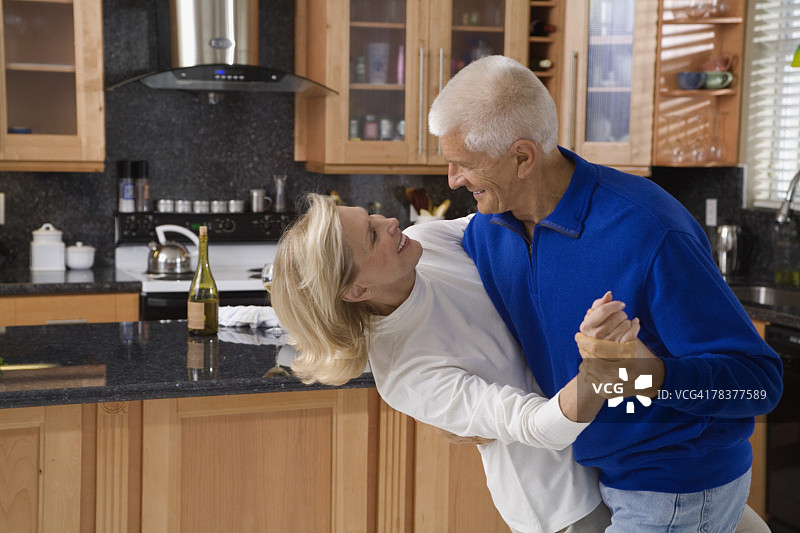 高年级情侣在厨房跳舞图片素材