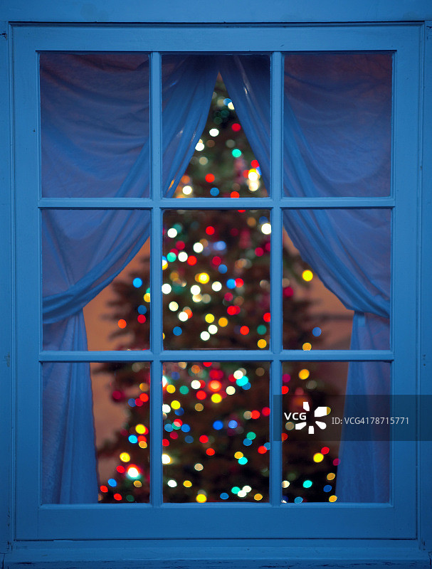 装饰圣诞树透过窗户图片素材