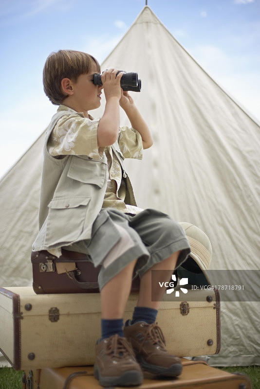 游猎中的小男孩图片素材