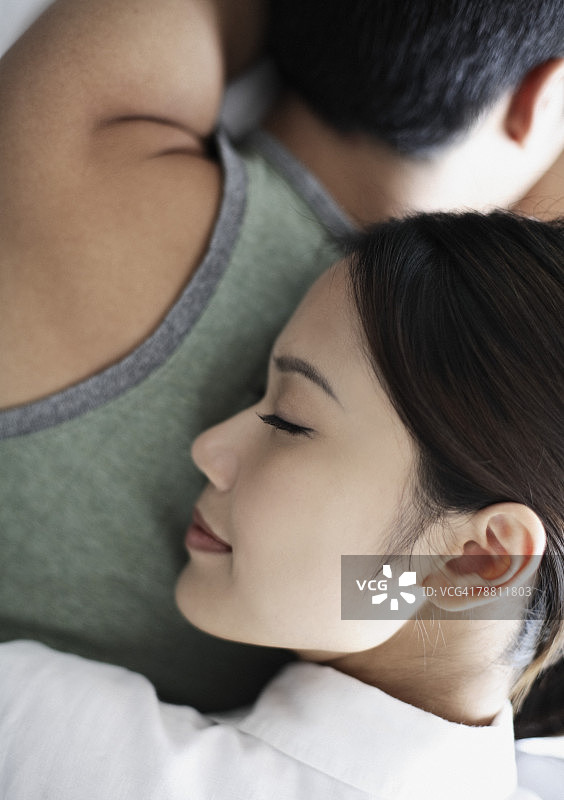 女人躺在伴侣后面图片素材