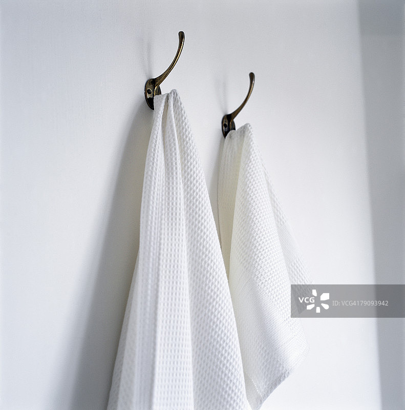 挂钩上的白毛巾。图片素材
