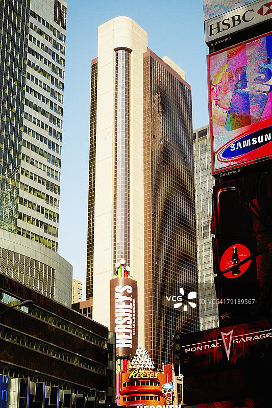 低角度的建筑在一个城市，时代广场，曼哈顿，纽约市，纽约州，美国图片素材