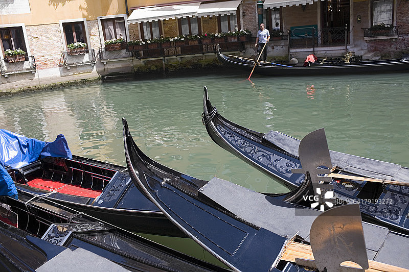 贡多拉停靠在意大利威尼斯的一条运河上图片素材