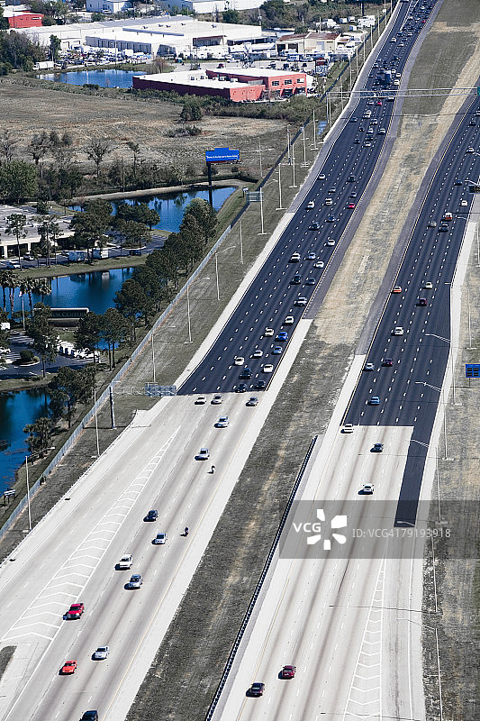 车辆在多车道高速公路上移动的鸟瞰图，4号州际公路，奥兰多，佛罗里达，美国图片素材