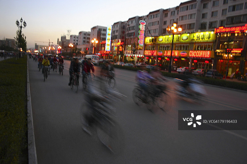 一群骑自行车的人在路上，北京，中国图片素材