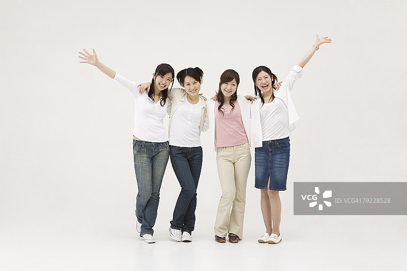 四个年轻女人站成一排图片素材