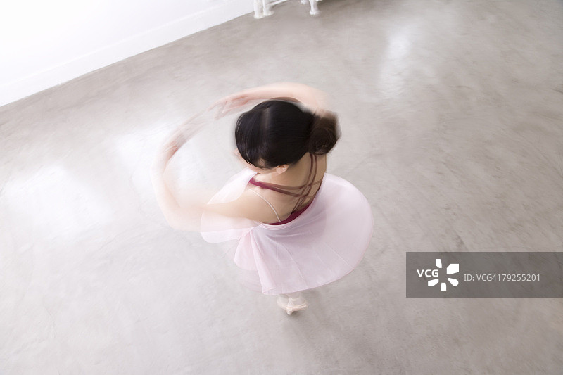 芭蕾舞女演员在地板上旋转，动作模糊图片素材