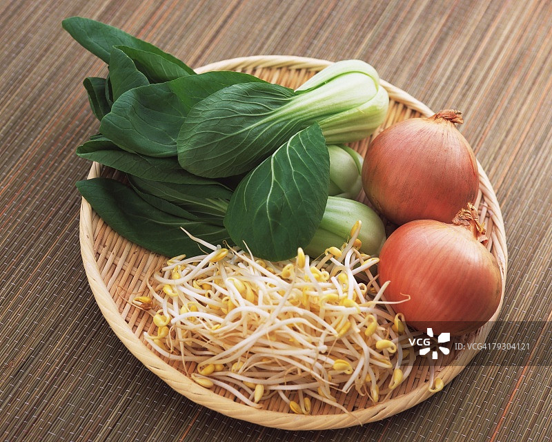 一个装满洋葱，绿色蔬菜和豆芽的木盘子，高角度视图图片素材