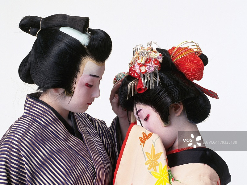 两名歌舞伎演员的肖像，一名女演员在哭泣图片素材