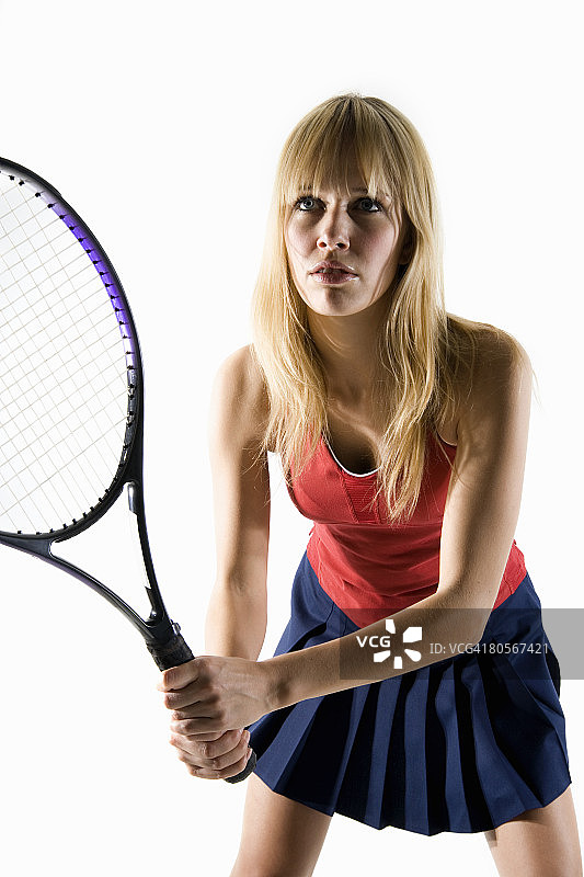 一名女网球运动员拿着网球拍的照片图片素材