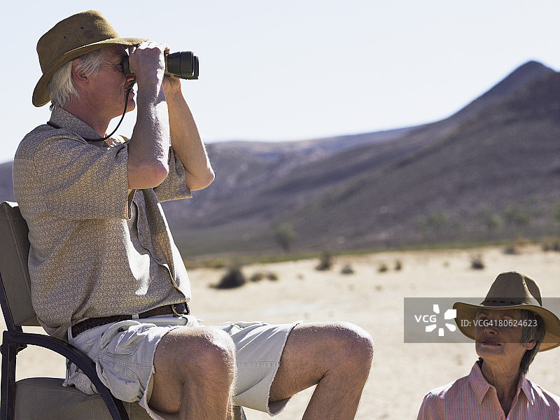 成年夫妇去Safari旅行图片素材