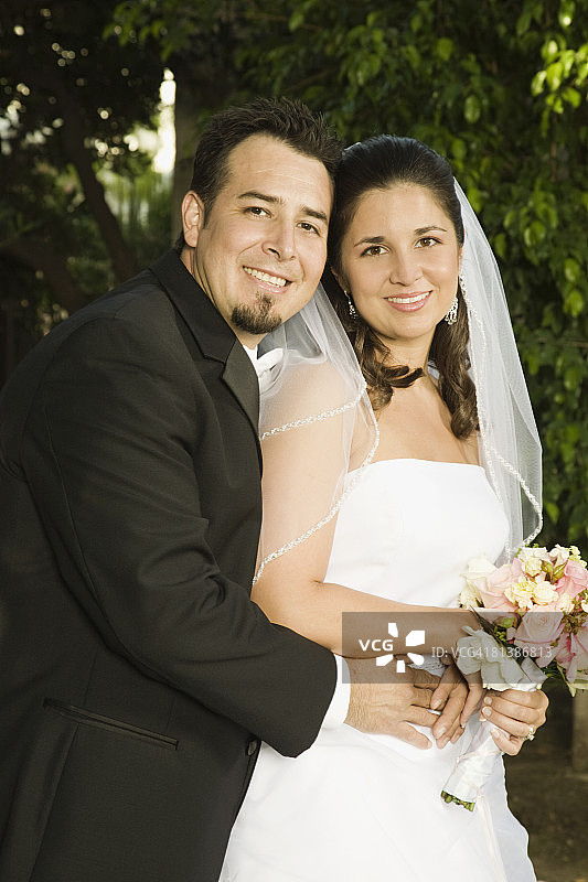 西班牙新娘和新郎拥抱图片素材