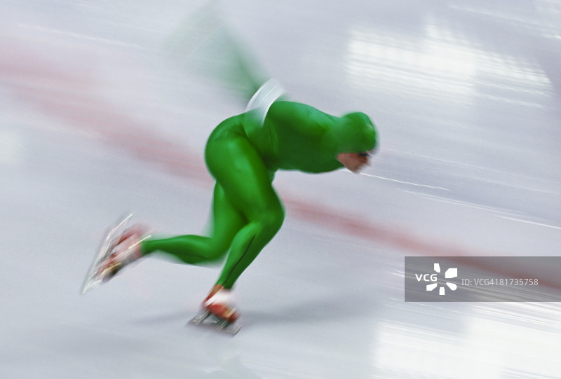 速度滑冰运动员在赛道上的动作模糊。图片素材