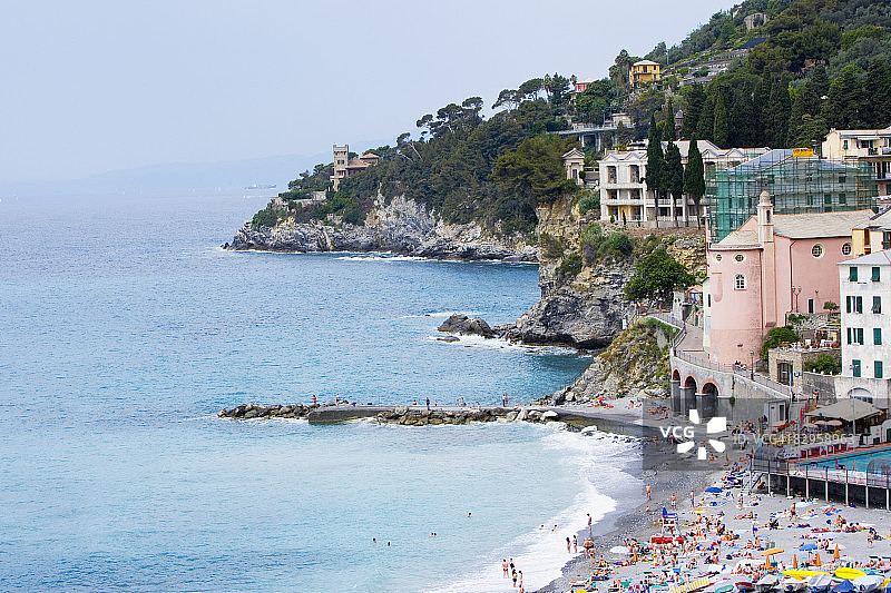 高角度的游客在海滩上，索利，热那亚省，利古里亚，意大利图片素材