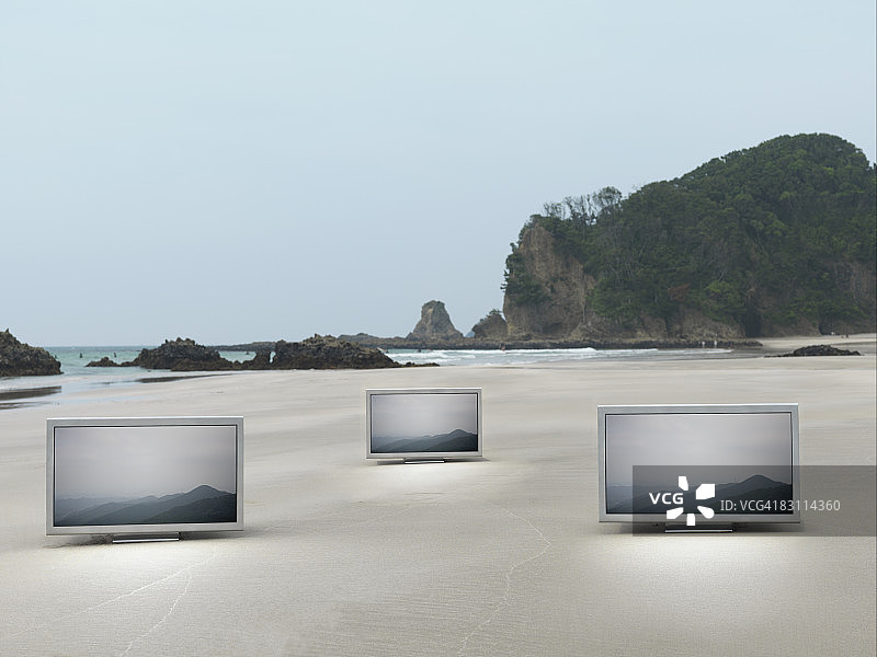 平板电视放在海滩上图片素材