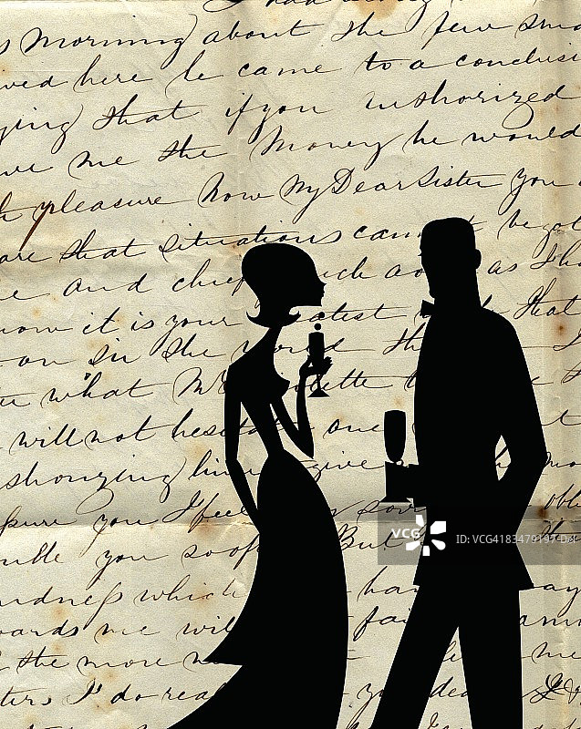 一个男人和一个女人拿着鸡尾酒的剪影，背景是旧的剧本图片素材