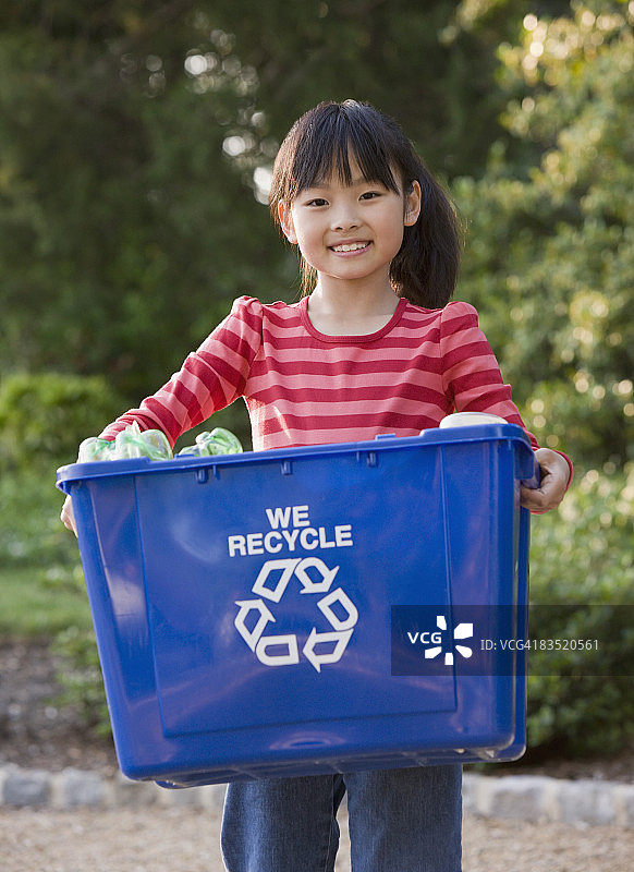 亚洲女孩拿着回收箱图片素材