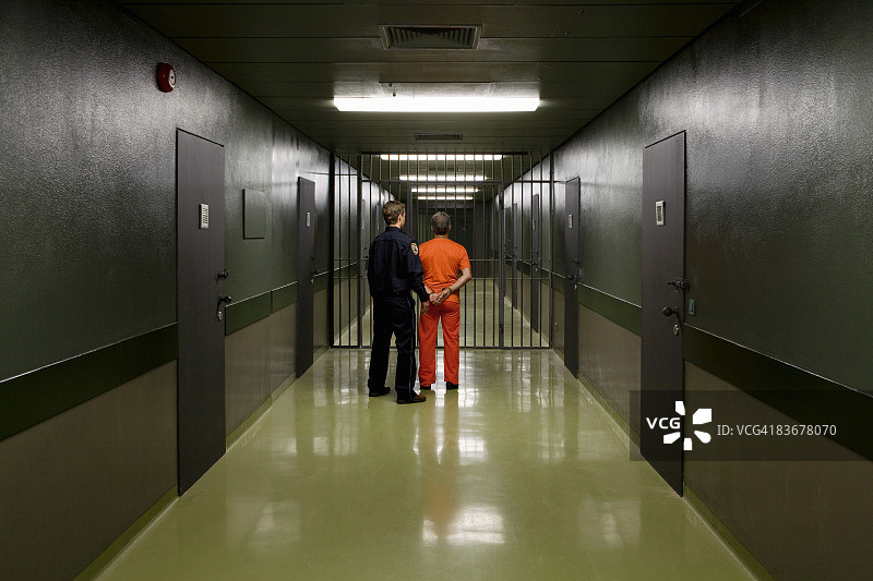 狱警带着囚犯沿着走廊走图片素材