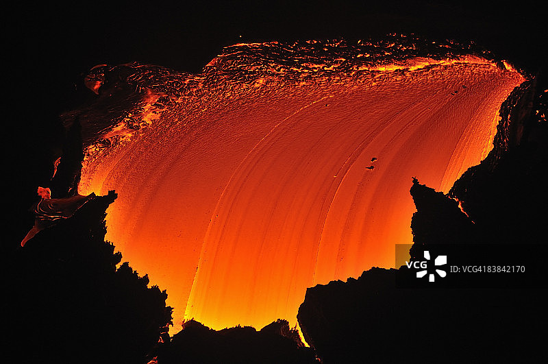 流入大海的熔岩河图片素材