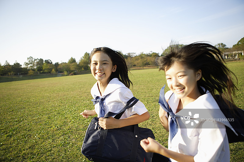 女学生在公园里跑步图片素材