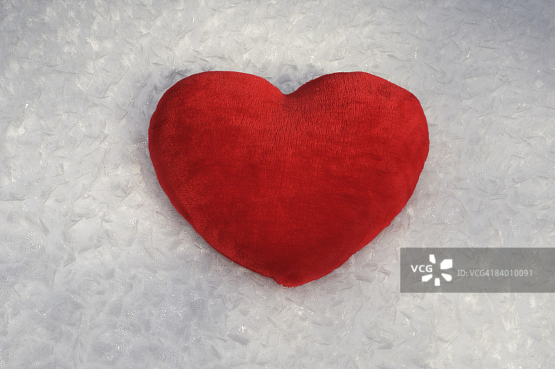雪中的红心。图片素材