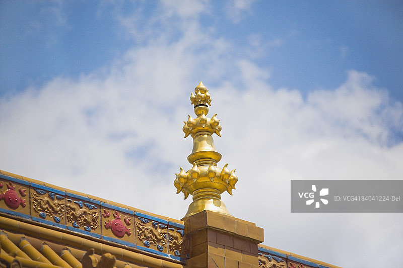 大昭寺屋顶雕塑的低角度视图，内蒙古呼和浩特，中国图片素材