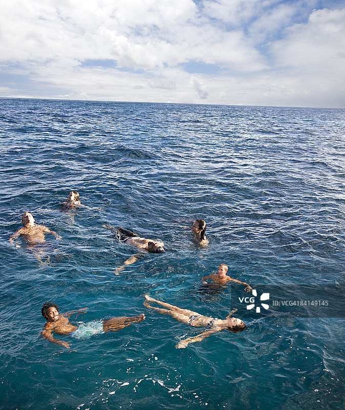 朋友在大海里游泳，在大海里图片素材
