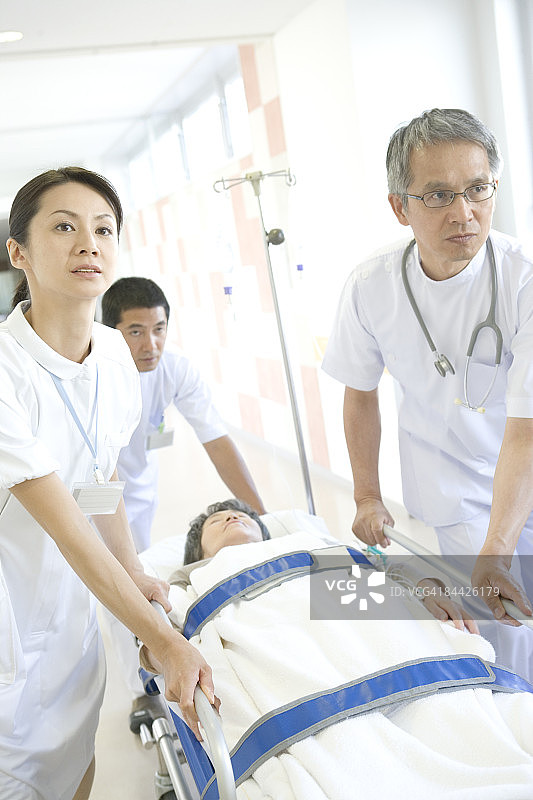 日本医生和护士抬着病人图片素材