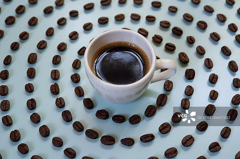 浓缩咖啡加螺旋状的豆子图片素材