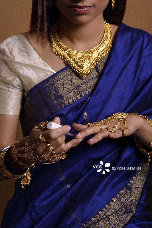 一名印度妇女正在涂指甲图片素材